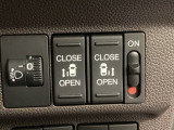 リアドアは乗り降りに便利な両側電動スライドドアです。また運転席に座っていながらスイッチ操作で自在にスライドドアを開け閉めできます。