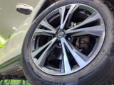 【純正18インチアルミホイール】外観にマッチした純正アルミホイールを装着しております。各種社外アルミホイールや、スタッドレスタイヤも取扱いしております。是非ご相談ください♪