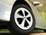 【純正15インチアルミホイール】外観にマッチした純正アルミホイールを装着しております。各種社外アルミホイールや、スタッドレスタイヤも取扱いしております。是非ご相談ください♪