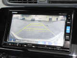 バックをするとき自動でリアの様子が映る『リアカメラ』付き! ナビ画面で確認しながらバックができますから安心ですね。でも、目視も大切ですよ!安全第一でお願いします!