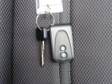 電子キーをポケットやカバンに入れているだけで、ドアの開錠・施錠が行えます。荷物を抱えていてもラクラク開閉です。エンジン始動も行えます。