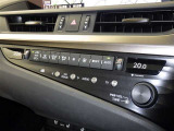 左右独立温度コントロールフルオートエアコンです。運転席、助手席それぞれで独立して温度設定ができます。冷え性の方が乗っても安心ですね♪
