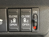 【両側パワースライドドア】スマートキーや運転席のスイッチで後席両側スライドドアの開閉が可能♪電動だから力を入れてドアを開ける必要が無く、小さなお子様でも簡単に開け閉めでき快適です♪