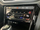 タッチコントロール式のエアコンパネル。運転席・助手席のシートヒーターと、スマホ充電ができるワイヤレスチャージャーとUSB-C端子付き。