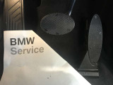 【ペダル】BMWはオルガン式アクセルペダルを採用しています。踏み込む足とペダルが同じ軌跡を描くため、かかとがずれにくく、アクセルコントロールがよりしやすくなるメリットがあります。