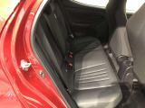 【後部座席】も当然、綺麗・清潔に仕上げております。内装の綺麗なお車は気持ちが良いですし、コンディションのいい車が多いです。これもオススメの1台です。