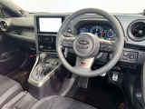 ドライバーファーストのコクピットを実現するために、スペースやレイアウトの工夫を施すことで、運転に集中しやすく、走りを存分に楽しめる設計になっています。