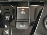 【電動パーキングブレーキ】パーキングブレーキは便利な電動式!ボタン一つで操作でき、アクセルを踏めば自動で解除されます♪レバーやペダルが無いので運転席廻りもすっきりしますね♪