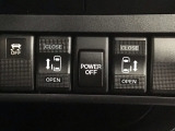 【両側パワースライドドア】両側がパワースライドドアになっており、運転席のスイッチやスマートキーでも開閉が可能です!開口部も広いので乗り降りも楽々♪