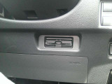 運転席から手の届く位置に ETC2.0付いております。高速道路の料金所もスムーズに通過できますよ♪