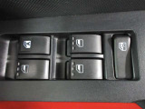 もちろん全席パワーウインドー付。運転席から操作できて便利です。