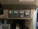 ハンドルの右側にはヘッドライトレベライザーとHondaセンシング用のメインスイッチがついています。ヘッドライトレベライザーは道路状況や積荷の加重に応じてライトの高さを調節できます。