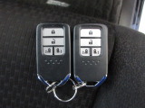 スマートキー付!キーを取り出さなくてもドアロックの施錠・開錠、エンジンの始動が出来ます!雨の日や荷物の多い日にとても便利ですね♪