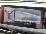 アラウンドビューモニターも装備しております。ご覧のように車体を真上か見たような映像なので、車庫入れの苦手なお客様ももうご心配いりません。