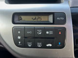 【オートエアコン】一度お好みの温度に設定すれば、車内の温度を検知し風量や温度を自動で調整。暑い&hellip;寒い&hellip;と何度もスイッチ操作をする必要はありません。快適な車内空間には必須の機能ですね♪