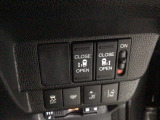 【両側パワースライドドア】両側がパワースライドドアになっており、運転席のスイッチやスマートキーでも開閉が可能です!開口部も広いので乗り降りも楽々♪