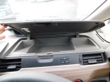 運転席前の物入です。手の届くところにありますので簡単に取り出せます。