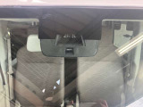 こちらのお車、エマージェンシーブレーキ搭載しており安全機能も充実しております!!