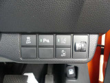 『VSA』(ABS+TCS+横滑り防止抑制)標準装備です。パーキングセンサ―、路外逸脱抑制機能、衝突軽減ブレーキ(CMBS)のスイッチです。