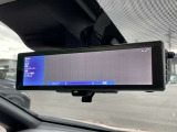 車両後方のカメラ映像を映し出し、車内の状況や、天候などに影響されずいつでもクリアな後方視界が得られるインテリジェントル-ムミラ-が装備されております。