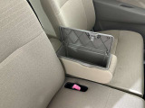 運転席側にはアームレスト兼小物入れが装備されております。