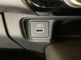 エアコン操作パネルの下に、スマートフォンなどの充電可能なUSB端子と、音源などの外部入力の可能なUSB端子がついています。移動中に充電もできるので便利です。