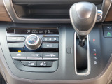 運転席より操作性の良いシフトレバーと、オートエアコンのスイッチ等の画像です。