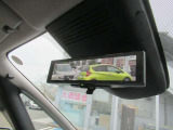 インテリジェントル-ムミラ-付です。切り替えレバーで車両後方の映像をミラーに映し出すので車内の状況や天候に左右されず、とっても見やすいです!