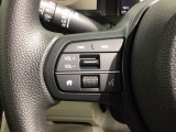 ステアリングにオーディオ操作スイッチが付いています。オーディオ画面に直接タッチしなくても操作が出来ますので、運転に集中できます。
