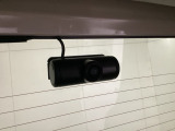 後方にもドライブレコーダーのカメラが付いています。前後両方でお車の周りを監視・記録いたします。