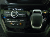 オートエアコンタイプなので細かい操作なしで快適温度に調整してくれます。シートヒーター付きで、冷えた車内でもスイッチを押せば数秒でシートがあたたかくなります。