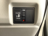 左側電動スライドドアは運転席からでも操作ができるように、ハンドル付近に開閉の操作スイッチが付いています。