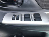 パワーウィンドのスイッチです。運転席に座りながら、助手席や後席の窓を開け閉めできるので大変便利ですよ。