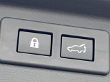 【パワーバックドア】スマートキーや運転席のボタンを押すだけでリアゲートが自動で開閉します!荷物を持っている時や、高い位置にあるバックドアを閉める際に便利な機能です♪
