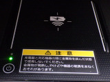 置くだけで簡単充電!非接触型スマホ充電器なら、ケーブルいらずで車内もすっきり。ドライブ中も、スマートに電池残量を気にせず過ごせますね☆