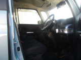 運転席には、シートリフターが付いております☆ 前後のスライドに加えシートの高さも変更出来ますので小柄な女性の方でも運転し易いポジションを取れます♪