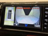 パノラミックビューモニターを装備。駐車場や交差点でクルマを真上から見るように周囲を確認できます。機能の詳細は販売店スタッフまでおたずねください。