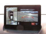 車両の前後左右にある4つのカメラを合成することで、まるでご自身のクルマを空から見ているような俯瞰での映像を映し出してくれます。バック時ももちろんのこと、前進時に視界の悪い交差点でも役に立ちますね。
