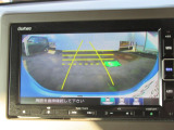 【リアカメラ】リバースに入れるだけで後方の映像が映ります。安全確認や、狭い駐車場での車庫入れ、雨の日や夜間など視界の悪い時に便利です。安全にバックする為には欠かせない装備です。