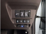 両側電動スライドドアのスイッチは運転席の近くにございます。