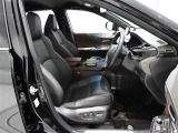 運転席は細かなポジション調整が可能なポジションメモリー機能付き8ウェイパワーシートで位置調整も簡単です。