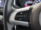 便利なステアリングスイッチ付きでナビに目をやらなくても音量調整等が可能です。