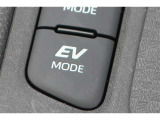 EVドライブモードで、エンジン音や排気ガスを気にすることなく走れます。早朝・深夜や屋内の駐車場などで重宝しますよ♪