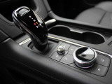 9速ATの車両になります。センターディスプレイの操作ダイヤル、オーディオ等のスイッチが装備されております。