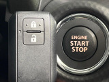 【キーレススタートシステム】カバンやポケットに入れたままでもドアの施錠・解錠が可能なスマートキーを装備。エンジンのオン・オフ時もカギを取り出す必要が無いからとっても便利です♪