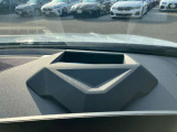 ヘッドアップディスプレイ装備です。運転時の視界に様々な情報が投影されます。