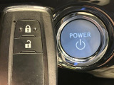 【スマートキー】カバンやポケットに入れたままでもドアの施錠・解錠が可能なスマートキーを装備。エンジンのオン・オフ時もカギを取り出す必要が無いからとっても便利です♪