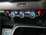 フルオートエアコン搭載!好みの温度に設定するだけで風向・風量を自動調整、いつでも快適な車内環境を保ちます。さらに、体を直接温めるシートヒーター付きで寒い季節も暖かく過ごせます。