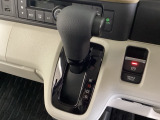 CVT車のセレクトレバーです。低速から高速まで、変速ショックのないスムーズな走りを実現するとともに、エンジン効率のよい領域を維持することで燃費にも貢献します。