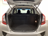 ラゲッジも広く使いやすいトランクは、開口部も広く荷物の積み下ろしもしやすいお車となっております。リアシートの背もたれは6:4の割合で分割して可倒できるので、長いお荷物などを載せることもできます。